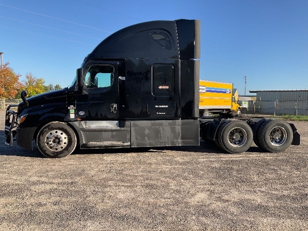 Sleeper Tractor-Heavy Duty Tractors-Freightliner-2022-T12664ST-Brooklyn Park-MN-557,387\n\t\tmiles-$ 74,750 - Image 4