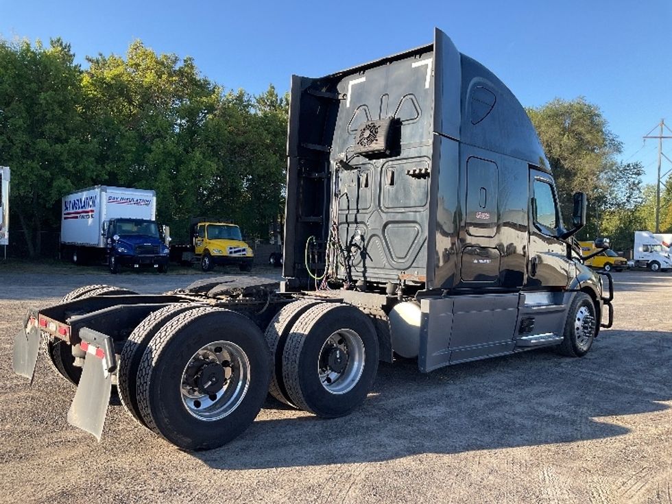 Sleeper Tractor-Heavy Duty Tractors-Freightliner-2022-T12664ST-Brooklyn Park-MN-557,387\n\t\tmiles-$ 74,750 - Image 7