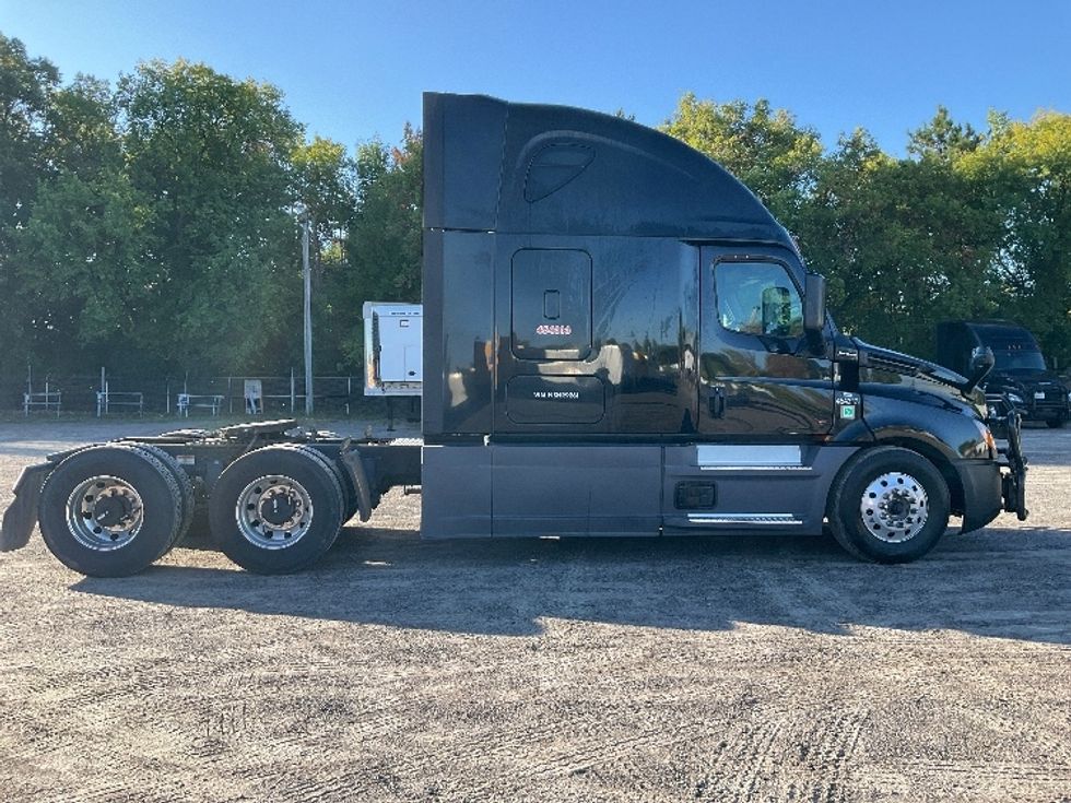 Sleeper Tractor-Heavy Duty Tractors-Freightliner-2022-T12664ST-Brooklyn Park-MN-557,387\n\t\tmiles-$ 74,750 - Image 8