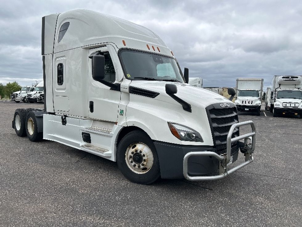 Sleeper Tractor-Heavy Duty Tractors-Freightliner-2022-T12664ST-Brooklyn Park-MN-561,377\n\t\tmiles-$ 65,000 - Image 1