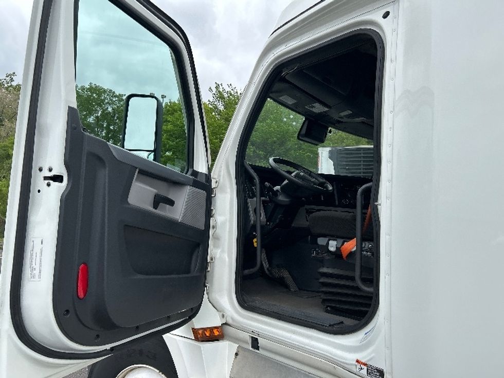 Sleeper Tractor-Heavy Duty Tractors-Freightliner-2022-T12664ST-Brooklyn Park-MN-561,377\n\t\tmiles-$ 65,000 - Image 10