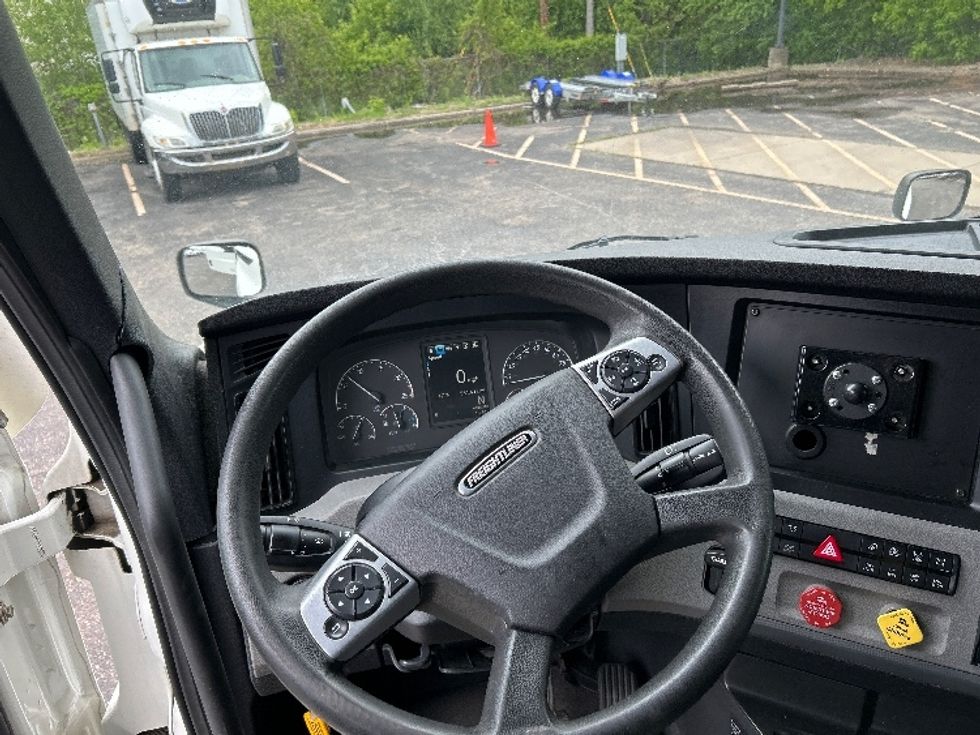 Sleeper Tractor-Heavy Duty Tractors-Freightliner-2022-T12664ST-Brooklyn Park-MN-561,377\n\t\tmiles-$ 65,000 - Image 11