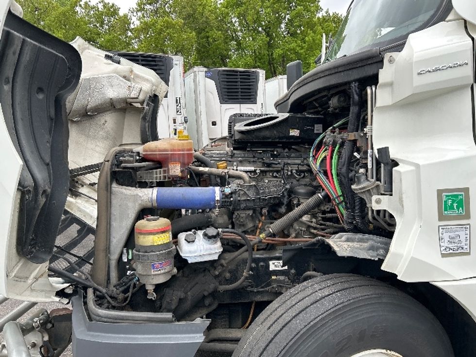 Sleeper Tractor-Heavy Duty Tractors-Freightliner-2022-T12664ST-Brooklyn Park-MN-561,377\n\t\tmiles-$ 65,000 - Image 21