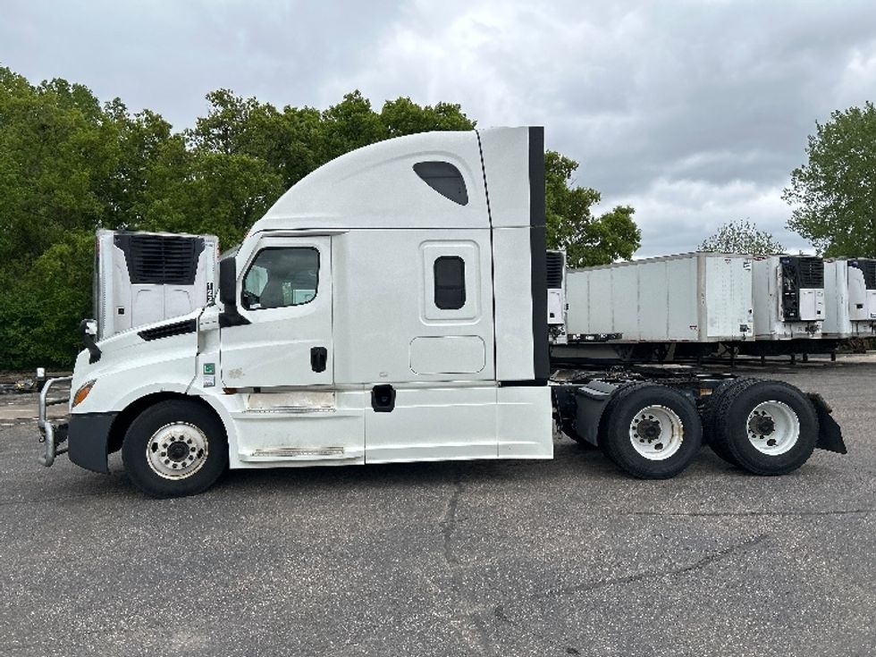 Sleeper Tractor-Heavy Duty Tractors-Freightliner-2022-T12664ST-Brooklyn Park-MN-561,377\n\t\tmiles-$ 65,000 - Image 4