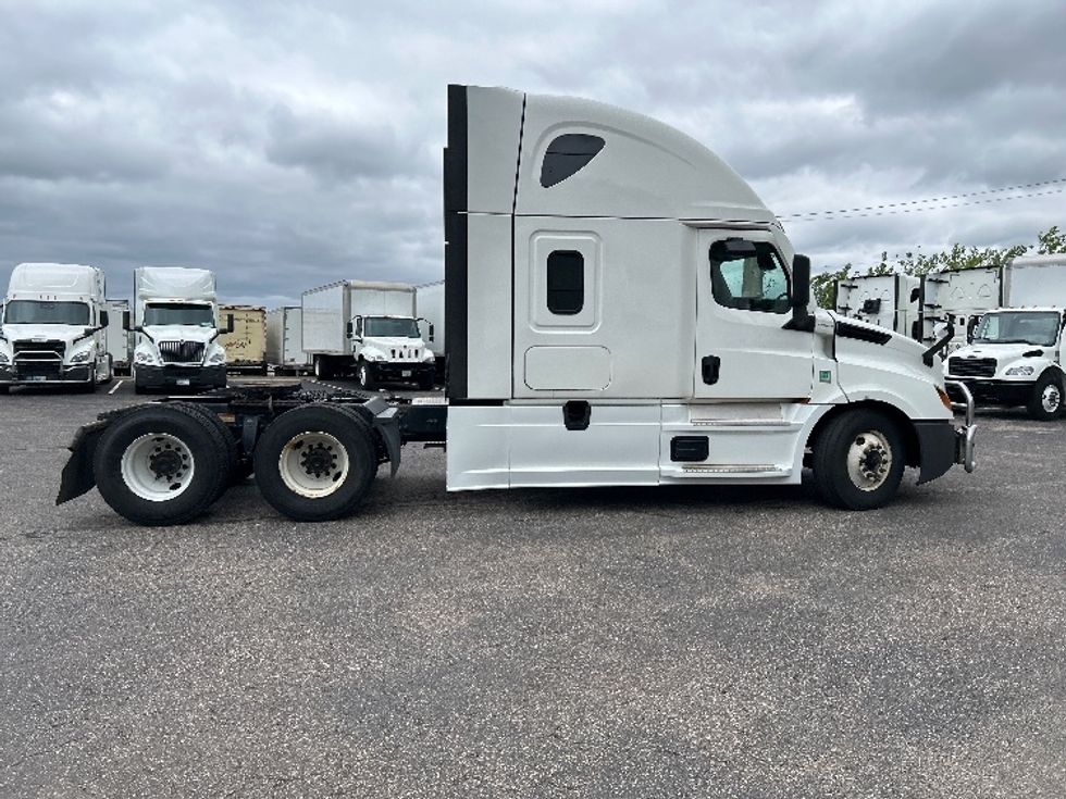 Sleeper Tractor-Heavy Duty Tractors-Freightliner-2022-T12664ST-Brooklyn Park-MN-561,377\n\t\tmiles-$ 65,000 - Image 8