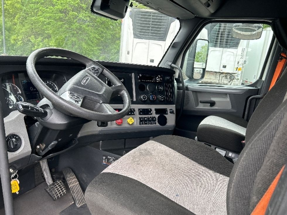 Sleeper Tractor-Heavy Duty Tractors-Freightliner-2022-T12664ST-Brooklyn Park-MN-561,377\n\t\tmiles-$ 65,000 - Image 9