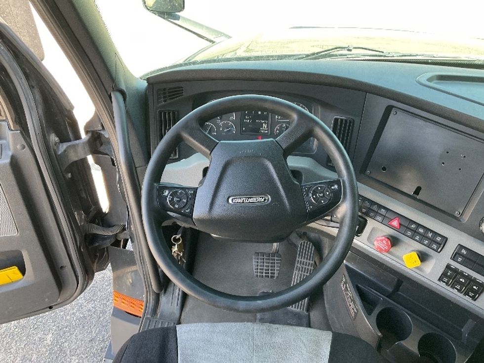 Sleeper Tractor-Heavy Duty Tractors-Freightliner-2022-T12664ST-Brooklyn Park-MN-574,864\n\t\tmiles-$ 67,500 - Image 10