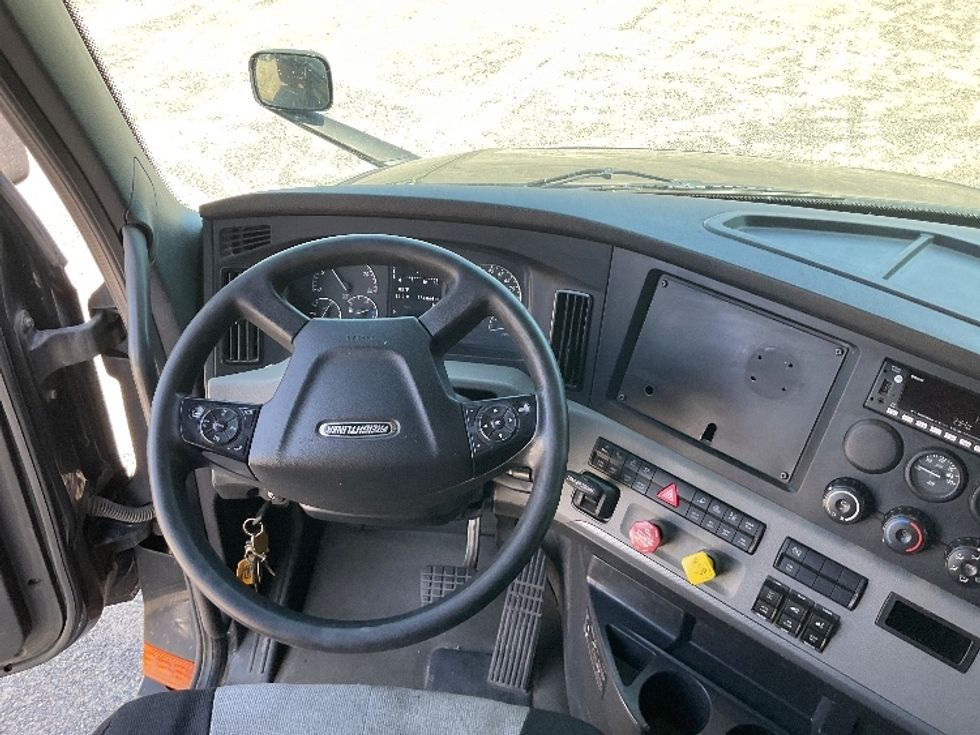 Sleeper Tractor-Heavy Duty Tractors-Freightliner-2022-T12664ST-Brooklyn Park-MN-574,864\n\t\tmiles-$ 67,500 - Image 11