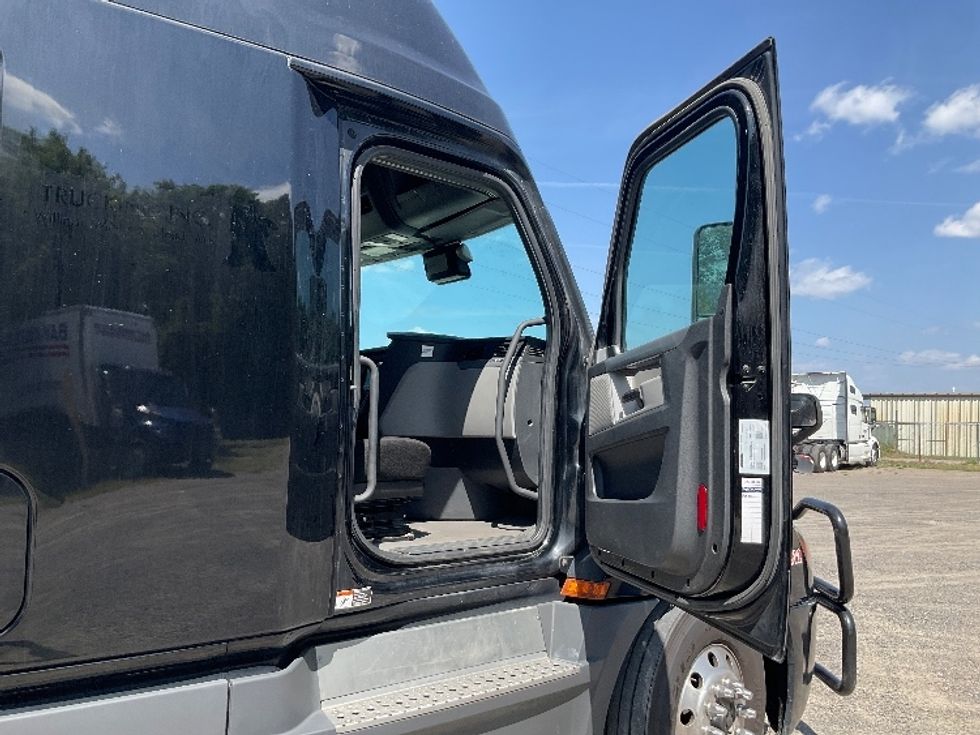 Sleeper Tractor-Heavy Duty Tractors-Freightliner-2022-T12664ST-Brooklyn Park-MN-574,864\n\t\tmiles-$ 67,500 - Image 13