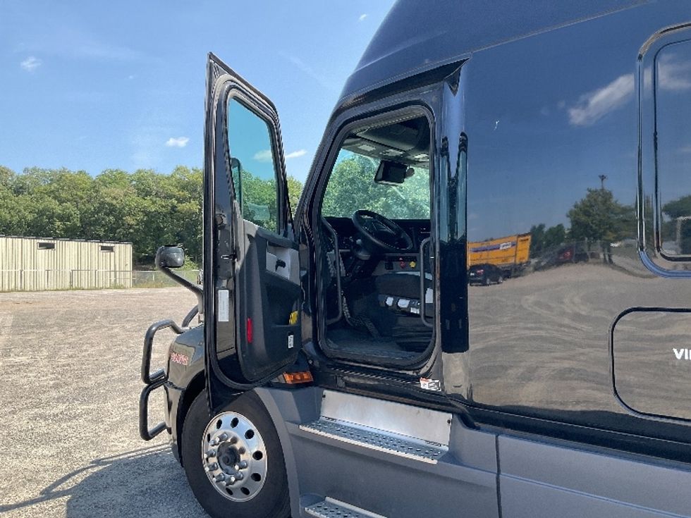 Sleeper Tractor-Heavy Duty Tractors-Freightliner-2022-T12664ST-Brooklyn Park-MN-574,864\n\t\tmiles-$ 67,500 - Image 9