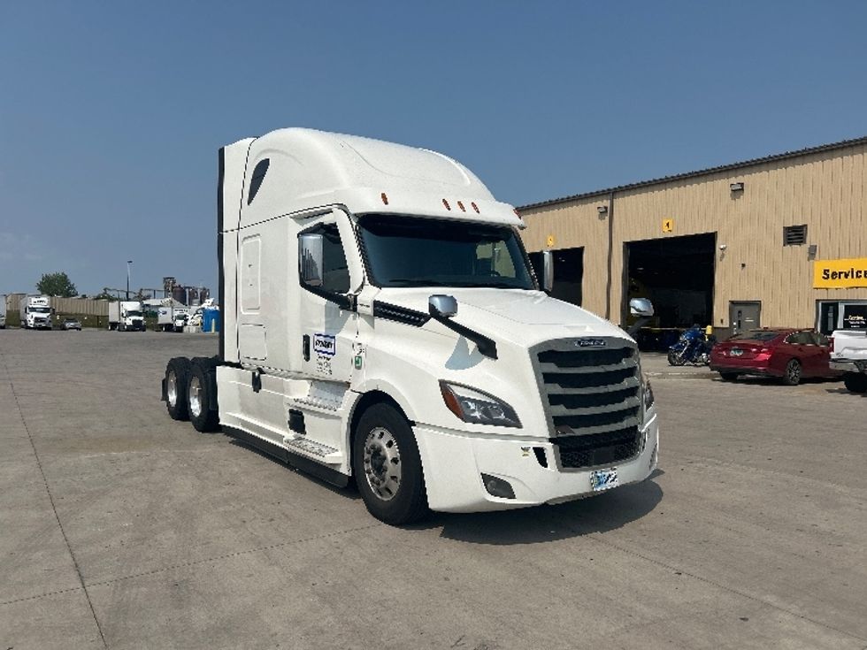 Sleeper Tractor-Heavy Duty Tractors-Freightliner-2022-T12664ST-Brooklyn Park-MN-590,041\n\t\tmiles-$ 66,250 - Image 1