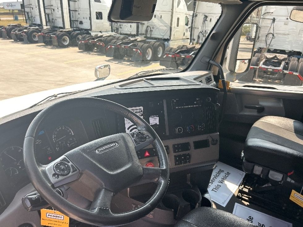 Sleeper Tractor-Heavy Duty Tractors-Freightliner-2022-T12664ST-Brooklyn Park-MN-590,041\n\t\tmiles-$ 66,250 - Image 10