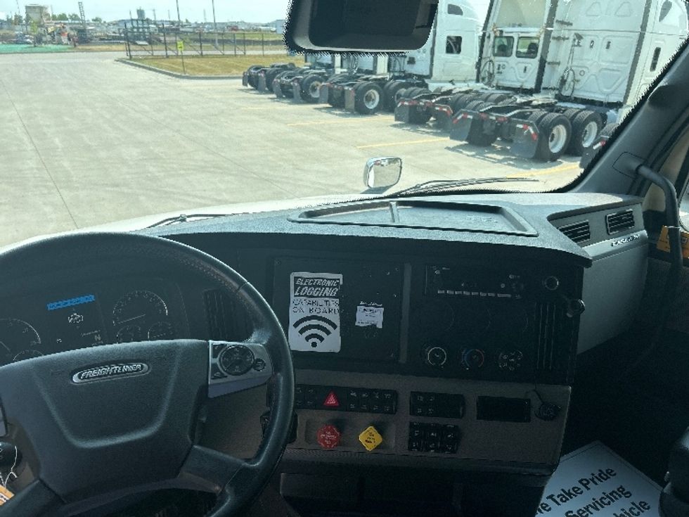 Sleeper Tractor-Heavy Duty Tractors-Freightliner-2022-T12664ST-Brooklyn Park-MN-590,041\n\t\tmiles-$ 66,250 - Image 11