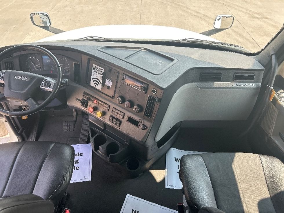 Sleeper Tractor-Heavy Duty Tractors-Freightliner-2022-T12664ST-Brooklyn Park-MN-590,041\n\t\tmiles-$ 66,250 - Image 12