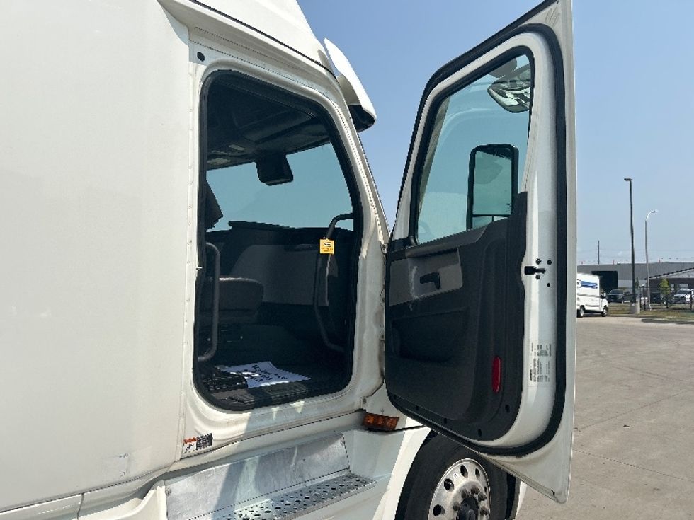 Sleeper Tractor-Heavy Duty Tractors-Freightliner-2022-T12664ST-Brooklyn Park-MN-590,041\n\t\tmiles-$ 66,250 - Image 13