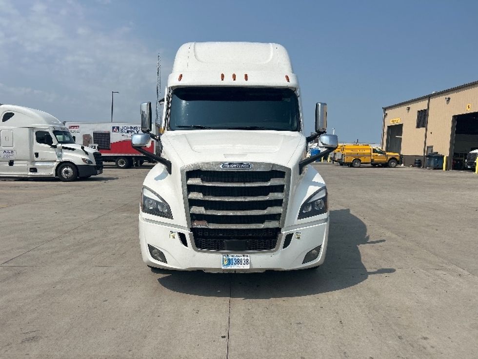 Sleeper Tractor-Heavy Duty Tractors-Freightliner-2022-T12664ST-Brooklyn Park-MN-590,041\n\t\tmiles-$ 66,250 - Image 2