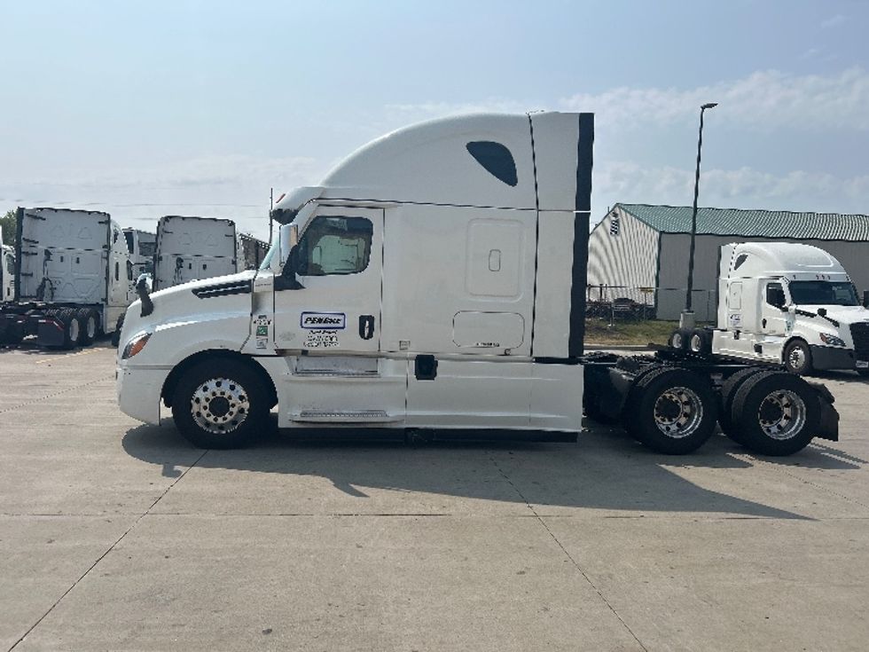 Sleeper Tractor-Heavy Duty Tractors-Freightliner-2022-T12664ST-Brooklyn Park-MN-590,041\n\t\tmiles-$ 66,250 - Image 4
