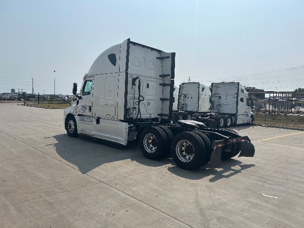 Sleeper Tractor-Heavy Duty Tractors-Freightliner-2022-T12664ST-Brooklyn Park-MN-590,041\n\t\tmiles-$ 66,250 - Image 5