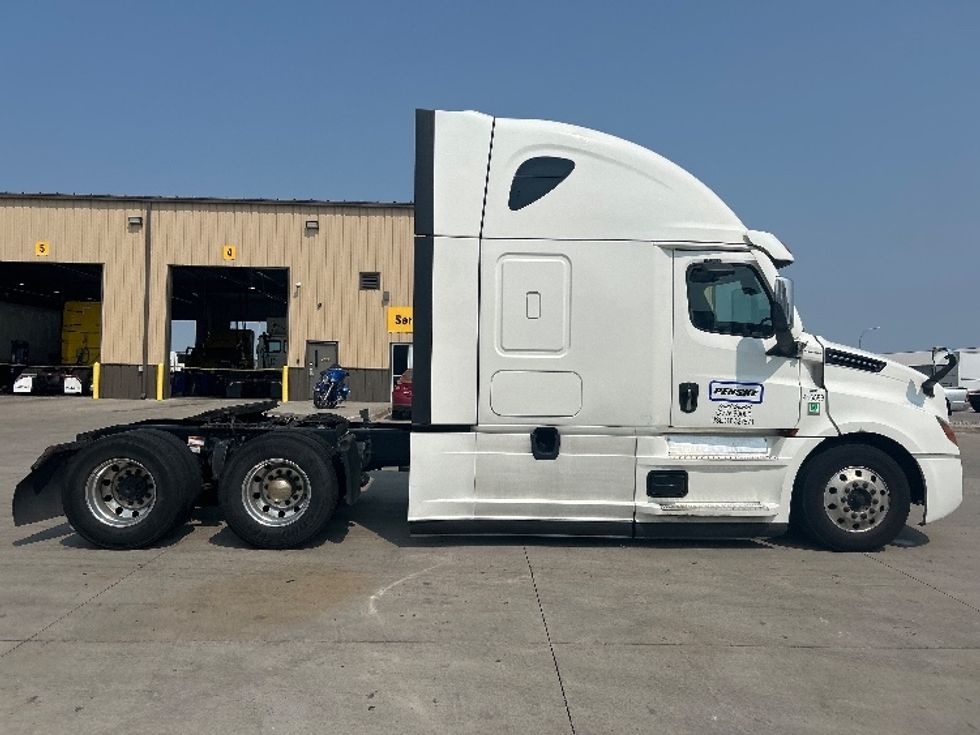 Sleeper Tractor-Heavy Duty Tractors-Freightliner-2022-T12664ST-Brooklyn Park-MN-590,041\n\t\tmiles-$ 66,250 - Image 8