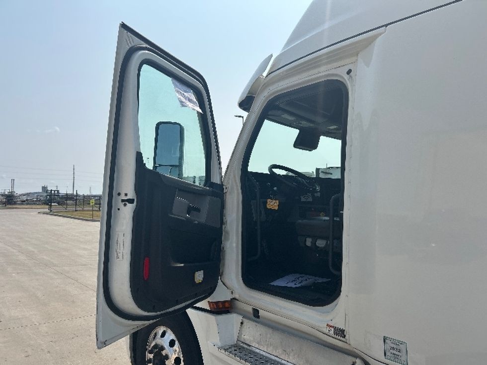 Sleeper Tractor-Heavy Duty Tractors-Freightliner-2022-T12664ST-Brooklyn Park-MN-590,041\n\t\tmiles-$ 66,250 - Image 9
