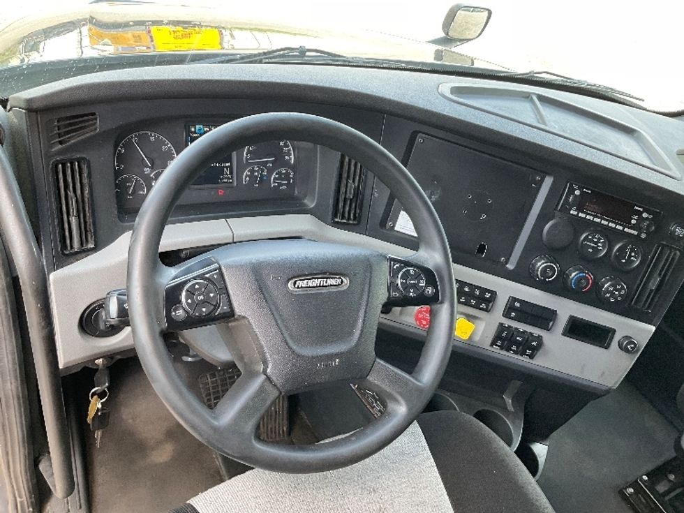 Sleeper Tractor-Heavy Duty Tractors-Freightliner-2022-T12664ST-Brooklyn Park-MN-614,609\n\t\tmiles-$ 63,750 - Image 10
