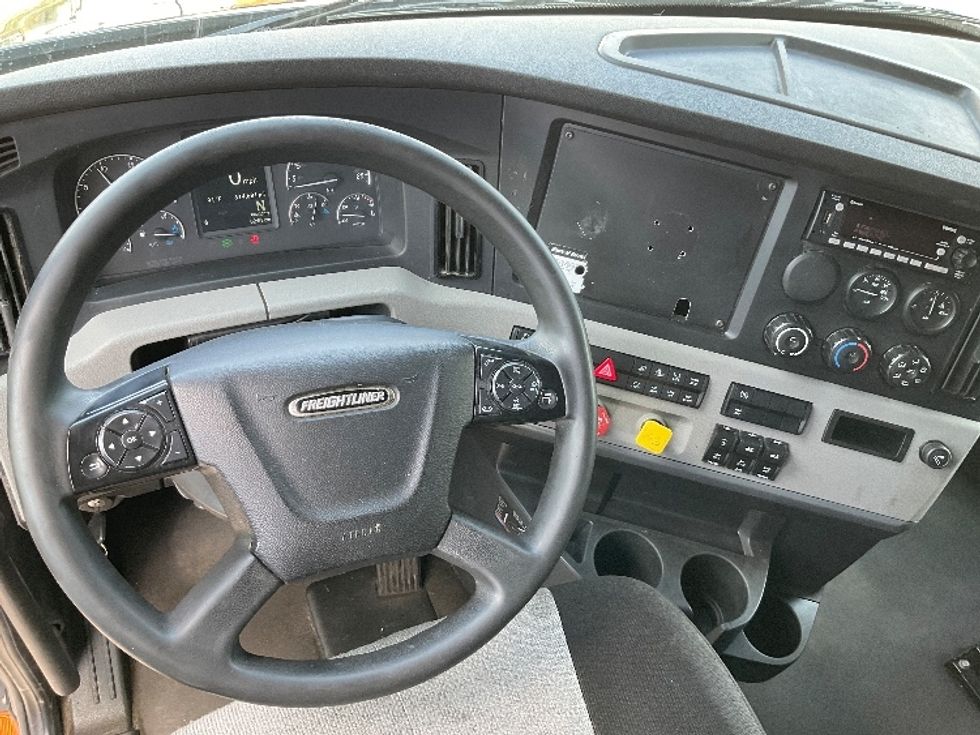 Sleeper Tractor-Heavy Duty Tractors-Freightliner-2022-T12664ST-Brooklyn Park-MN-614,609\n\t\tmiles-$ 63,750 - Image 11