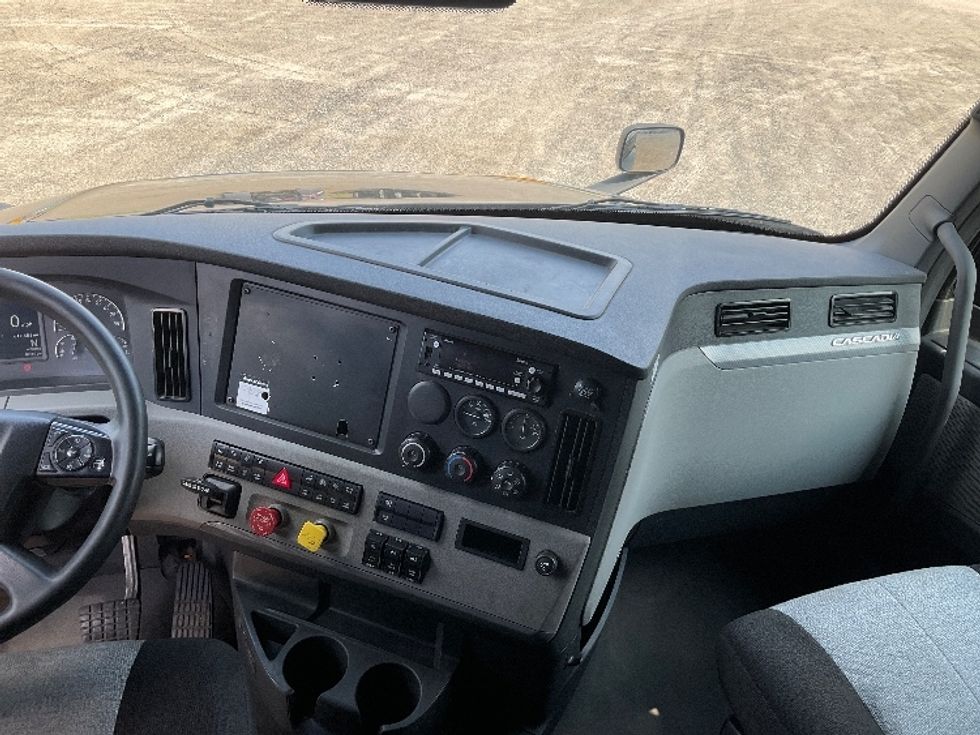 Sleeper Tractor-Heavy Duty Tractors-Freightliner-2022-T12664ST-Brooklyn Park-MN-614,609\n\t\tmiles-$ 63,750 - Image 12