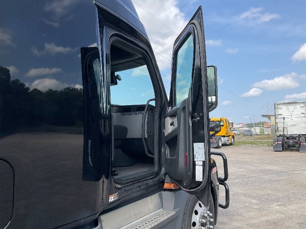 Sleeper Tractor-Heavy Duty Tractors-Freightliner-2022-T12664ST-Brooklyn Park-MN-614,609\n\t\tmiles-$ 63,750 - Image 13