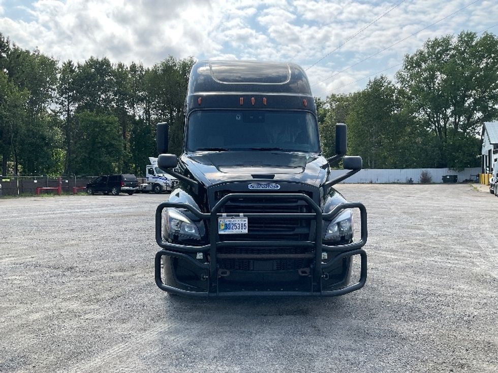 Sleeper Tractor-Heavy Duty Tractors-Freightliner-2022-T12664ST-Brooklyn Park-MN-614,609\n\t\tmiles-$ 63,750 - Image 2