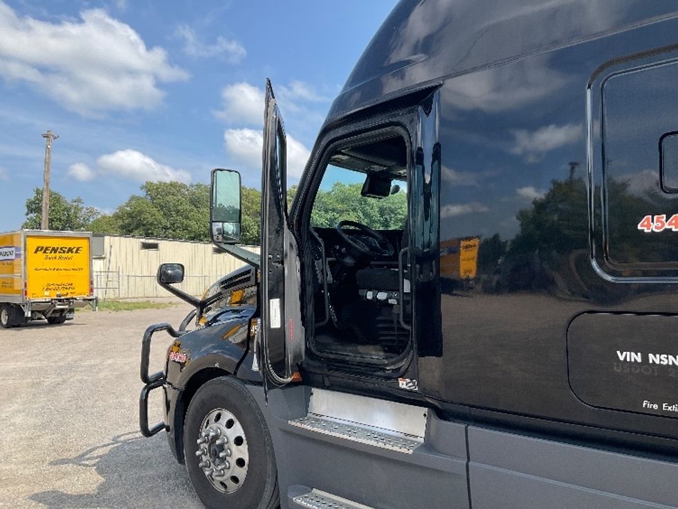 Sleeper Tractor-Heavy Duty Tractors-Freightliner-2022-T12664ST-Brooklyn Park-MN-614,609\n\t\tmiles-$ 63,750 - Image 9