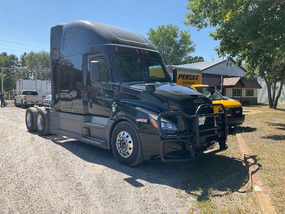 Sleeper Tractor-Heavy Duty Tractors-Freightliner-2022-T12664ST-Brooklyn Park-MN-617,310\n\t\tmiles-$ 65,250 - Image 1