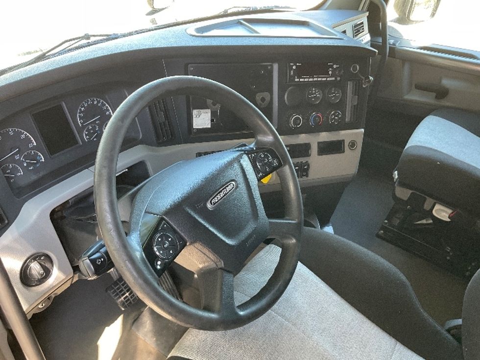 Sleeper Tractor-Heavy Duty Tractors-Freightliner-2022-T12664ST-Brooklyn Park-MN-617,310\n\t\tmiles-$ 65,250 - Image 10