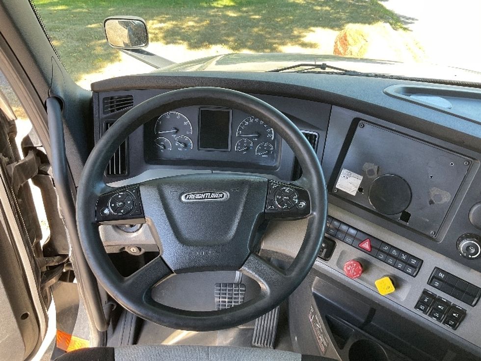 Sleeper Tractor-Heavy Duty Tractors-Freightliner-2022-T12664ST-Brooklyn Park-MN-617,310\n\t\tmiles-$ 65,250 - Image 11