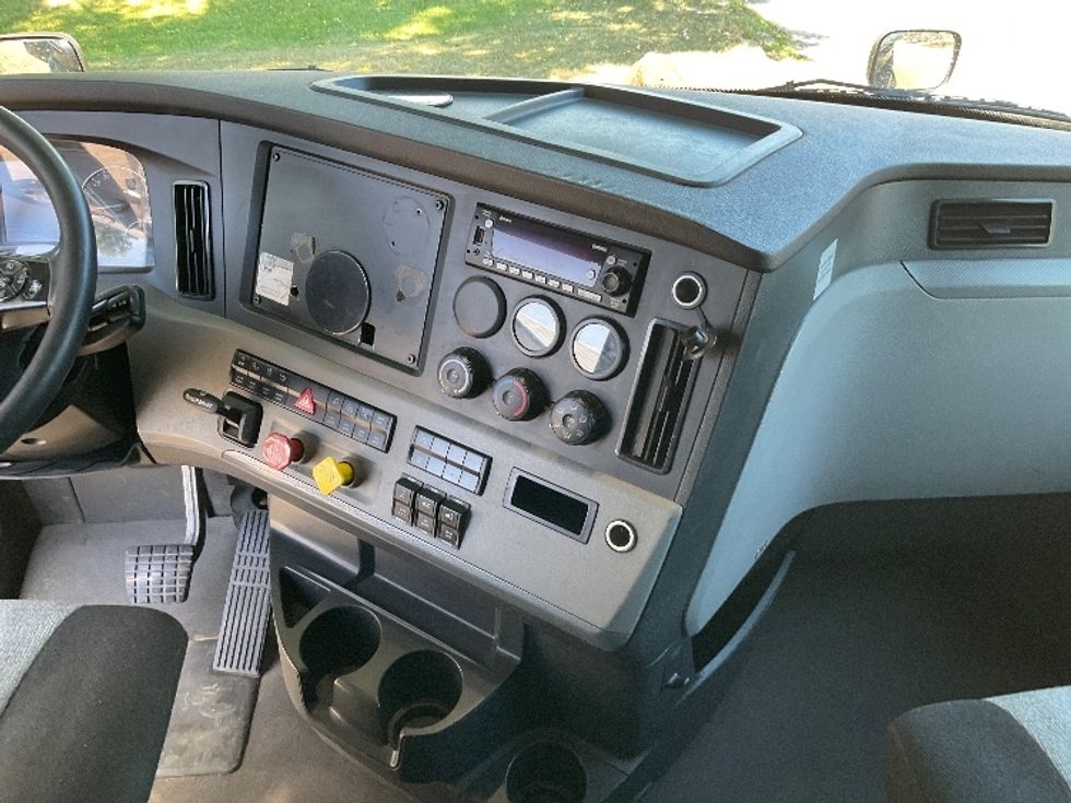 Sleeper Tractor-Heavy Duty Tractors-Freightliner-2022-T12664ST-Brooklyn Park-MN-617,310\n\t\tmiles-$ 65,250 - Image 12