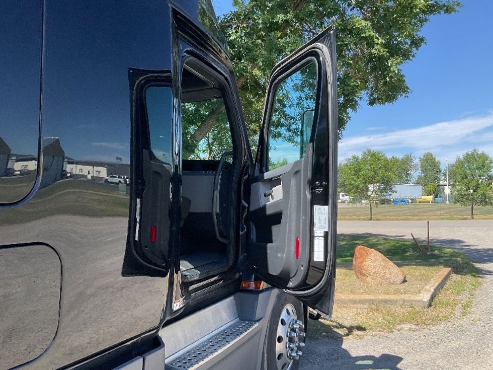 Sleeper Tractor-Heavy Duty Tractors-Freightliner-2022-T12664ST-Brooklyn Park-MN-617,310\n\t\tmiles-$ 65,250 - Image 13