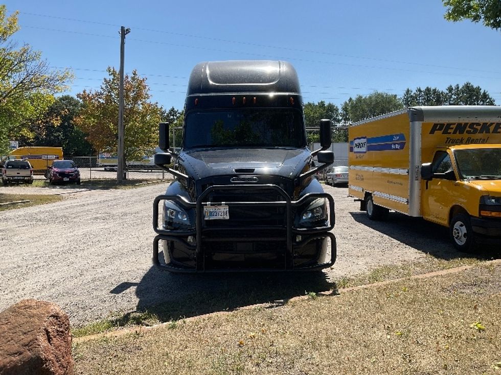 Sleeper Tractor-Heavy Duty Tractors-Freightliner-2022-T12664ST-Brooklyn Park-MN-617,310\n\t\tmiles-$ 65,250 - Image 2