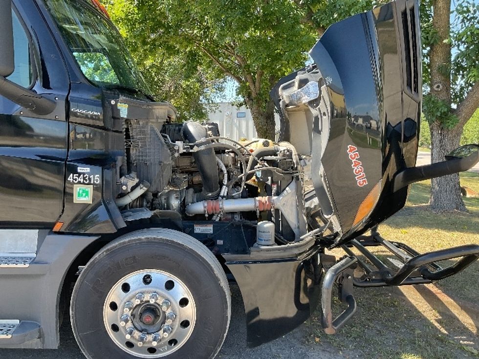 Sleeper Tractor-Heavy Duty Tractors-Freightliner-2022-T12664ST-Brooklyn Park-MN-617,310\n\t\tmiles-$ 65,250 - Image 20