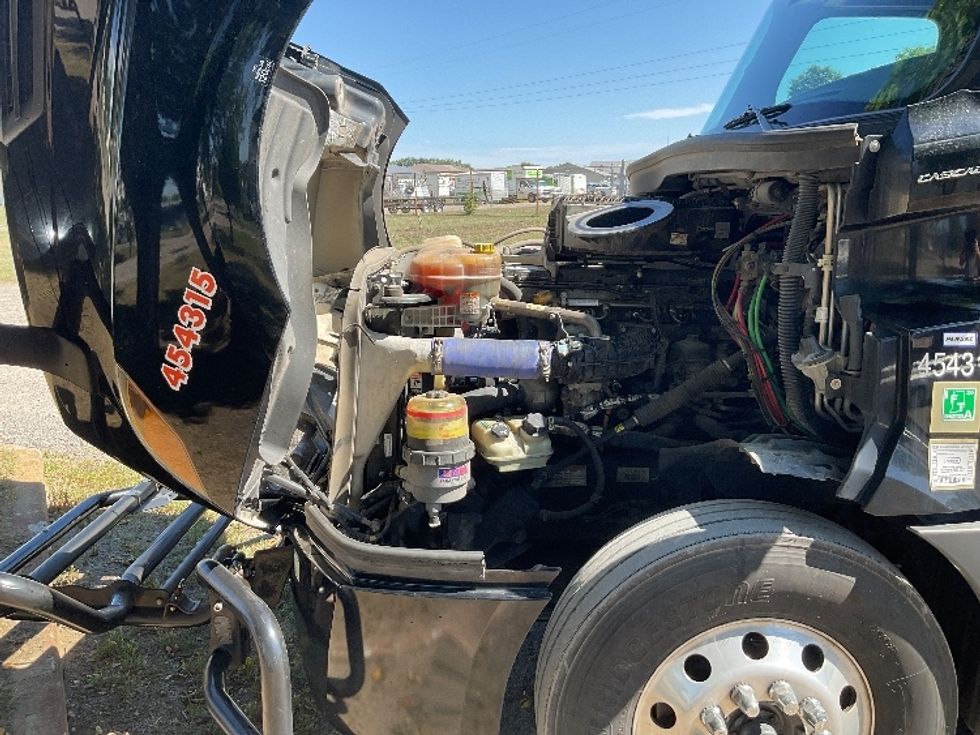 Sleeper Tractor-Heavy Duty Tractors-Freightliner-2022-T12664ST-Brooklyn Park-MN-617,310\n\t\tmiles-$ 65,250 - Image 21
