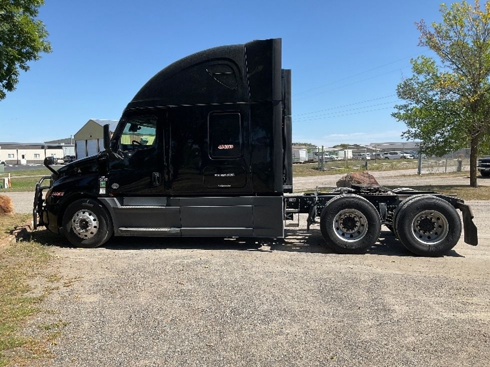 Sleeper Tractor-Heavy Duty Tractors-Freightliner-2022-T12664ST-Brooklyn Park-MN-617,310\n\t\tmiles-$ 65,250 - Image 4