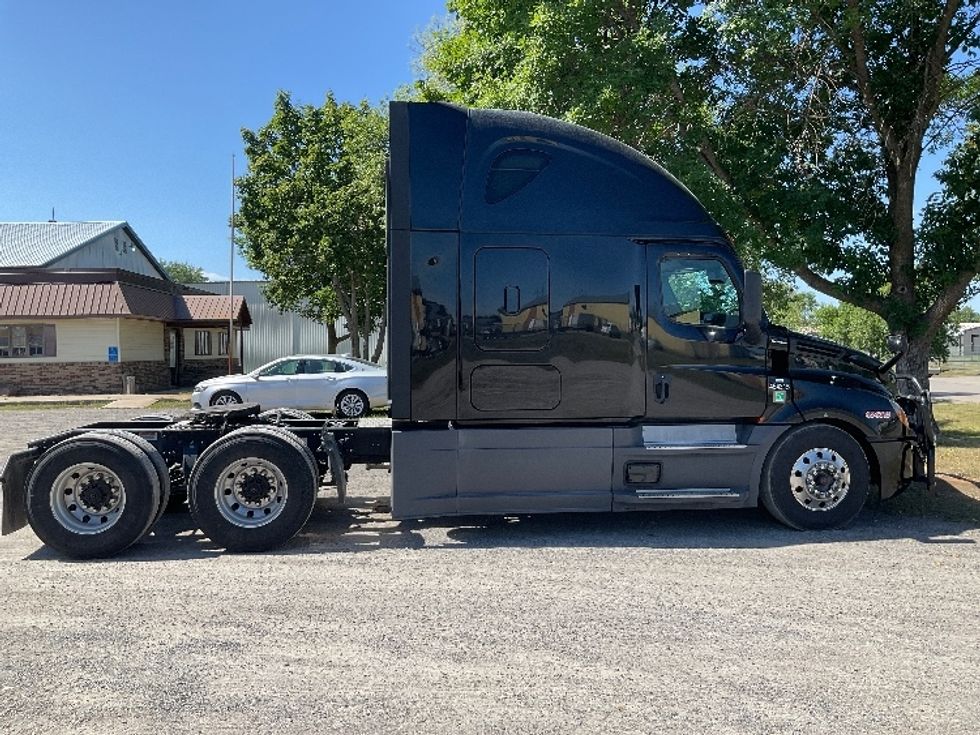 Sleeper Tractor-Heavy Duty Tractors-Freightliner-2022-T12664ST-Brooklyn Park-MN-617,310\n\t\tmiles-$ 65,250 - Image 8