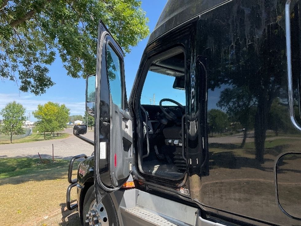 Sleeper Tractor-Heavy Duty Tractors-Freightliner-2022-T12664ST-Brooklyn Park-MN-617,310\n\t\tmiles-$ 65,250 - Image 9