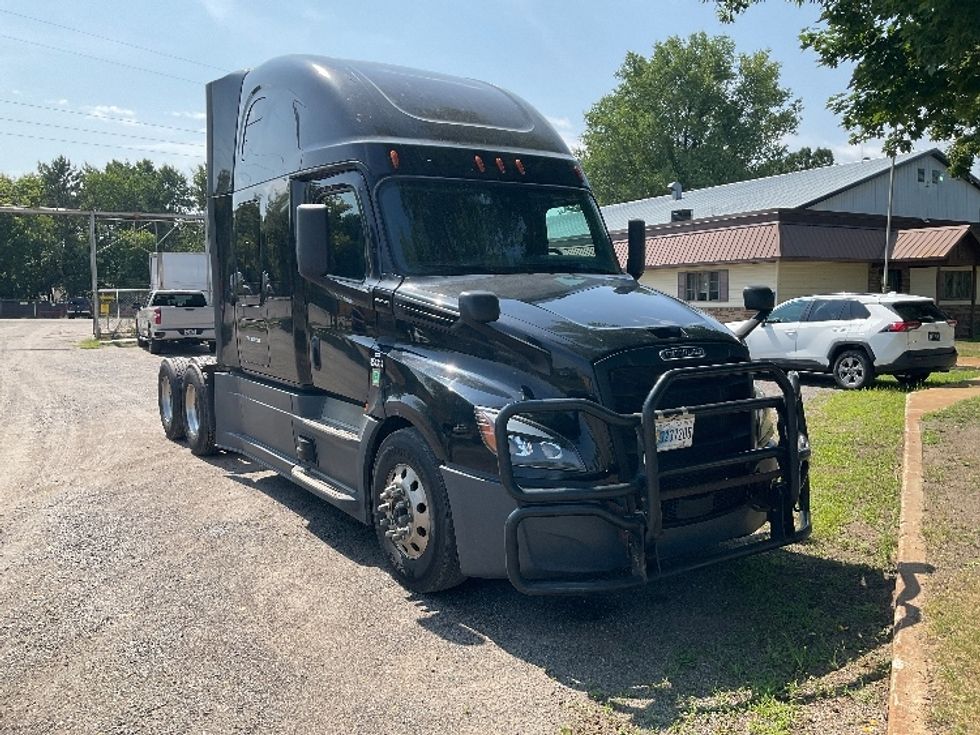 Sleeper Tractor-Heavy Duty Tractors-Freightliner-2022-T12664ST-Brooklyn Park-MN-637,423\n\t\tmiles-$ 61,500 - Image 1