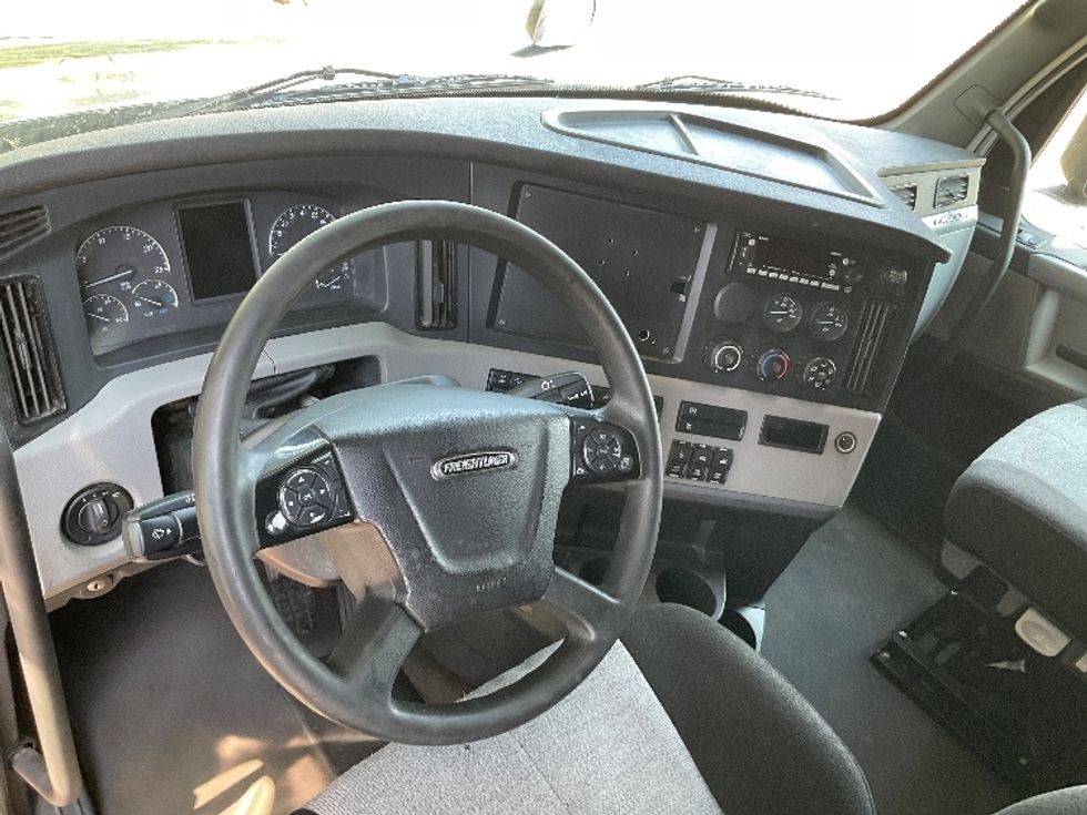 Sleeper Tractor-Heavy Duty Tractors-Freightliner-2022-T12664ST-Brooklyn Park-MN-637,423\n\t\tmiles-$ 61,500 - Image 10
