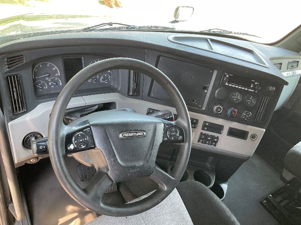 Sleeper Tractor-Heavy Duty Tractors-Freightliner-2022-T12664ST-Brooklyn Park-MN-637,423\n\t\tmiles-$ 61,500 - Image 11