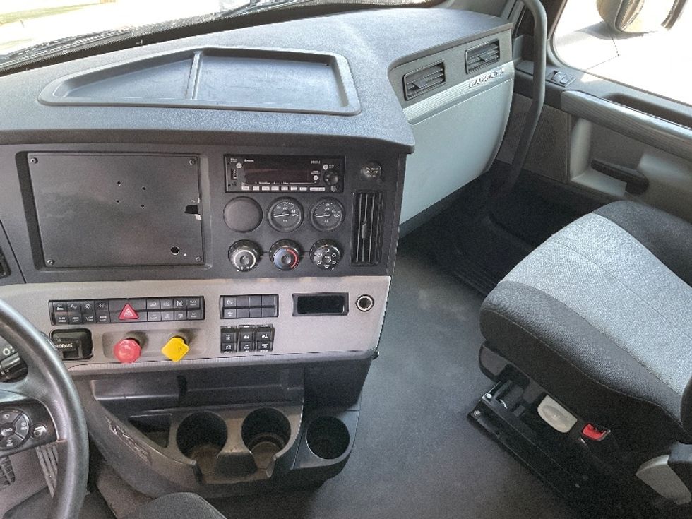 Sleeper Tractor-Heavy Duty Tractors-Freightliner-2022-T12664ST-Brooklyn Park-MN-637,423\n\t\tmiles-$ 61,500 - Image 12
