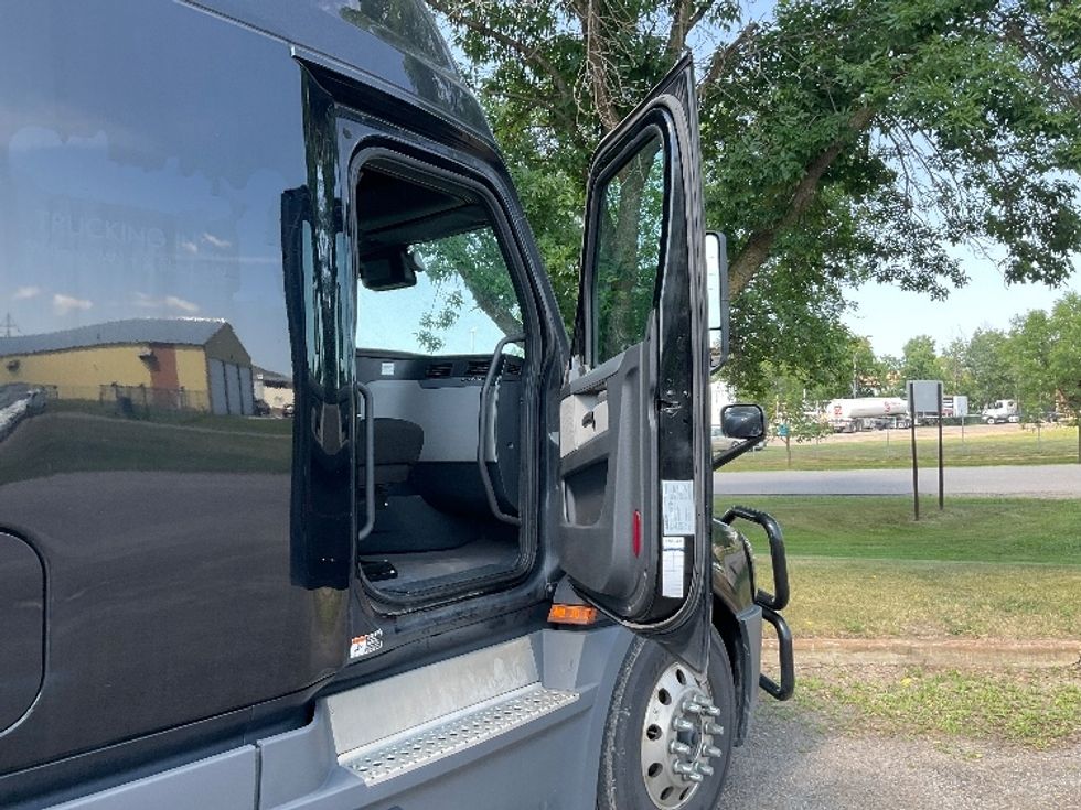 Sleeper Tractor-Heavy Duty Tractors-Freightliner-2022-T12664ST-Brooklyn Park-MN-637,423\n\t\tmiles-$ 61,500 - Image 13