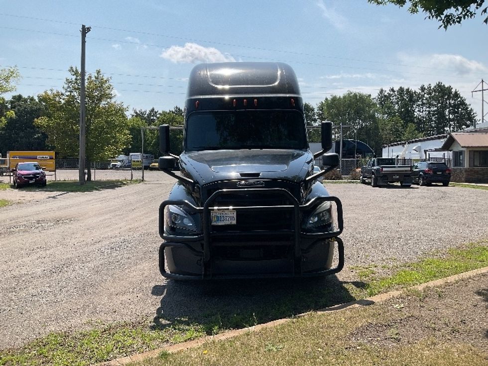 Sleeper Tractor-Heavy Duty Tractors-Freightliner-2022-T12664ST-Brooklyn Park-MN-637,423\n\t\tmiles-$ 61,500 - Image 2