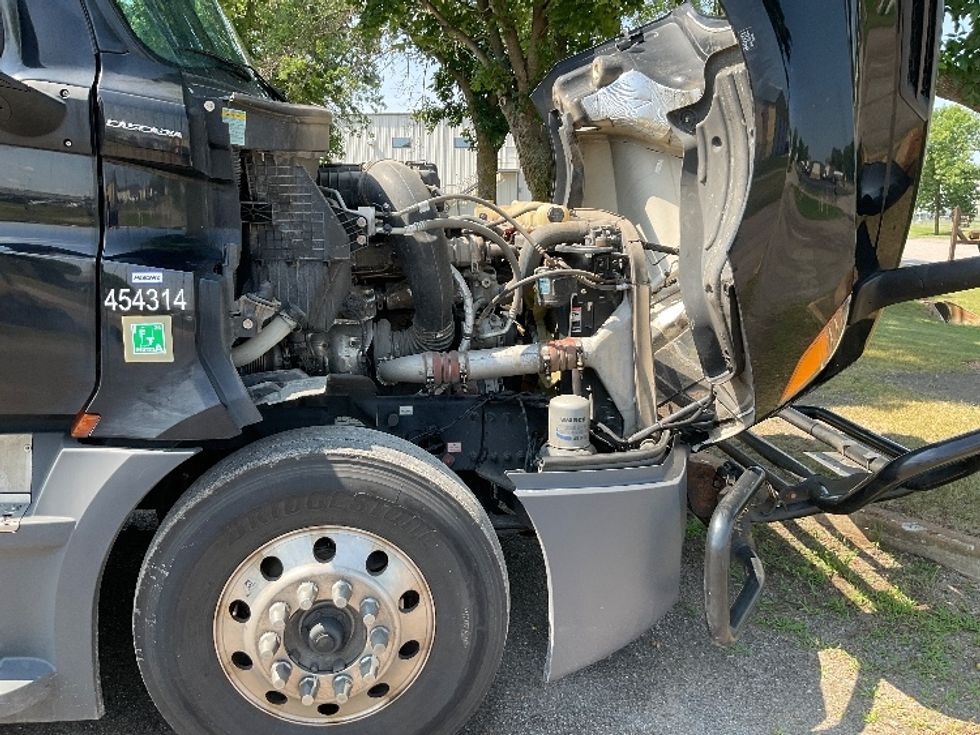 Sleeper Tractor-Heavy Duty Tractors-Freightliner-2022-T12664ST-Brooklyn Park-MN-637,423\n\t\tmiles-$ 61,500 - Image 20