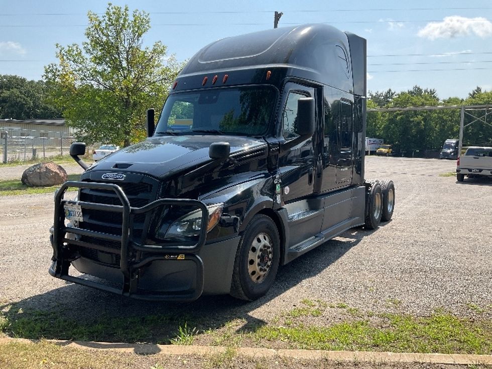 Sleeper Tractor-Heavy Duty Tractors-Freightliner-2022-T12664ST-Brooklyn Park-MN-637,423\n\t\tmiles-$ 61,500 - Image 3