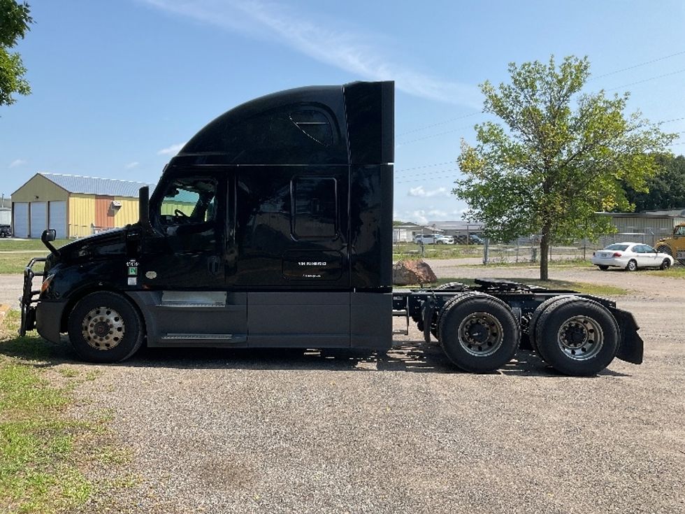 Sleeper Tractor-Heavy Duty Tractors-Freightliner-2022-T12664ST-Brooklyn Park-MN-637,423\n\t\tmiles-$ 61,500 - Image 4